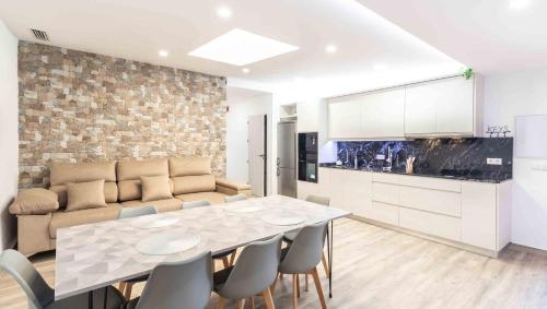 eine Küche und ein Esszimmer mit einem Tisch und einer Couch in der Unterkunft Cortijo La Venta Hoyo in Nigüelas