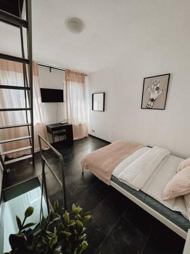 - une chambre avec un lit et un bureau dans l'établissement Mini Designkonzept Wohnung, à Coblence