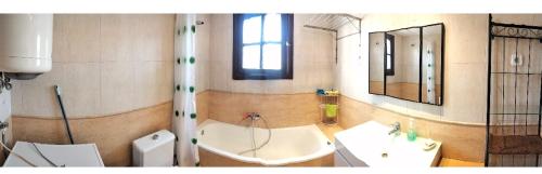 La salle de bains est pourvue d'une baignoire, d'un lavabo et de miroirs. dans l'établissement Centrale vista mare, à Torremolinos