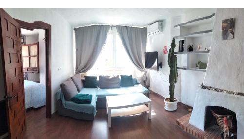 - un salon avec un canapé et une fenêtre dans l'établissement Centrale vista mare, à Torremolinos