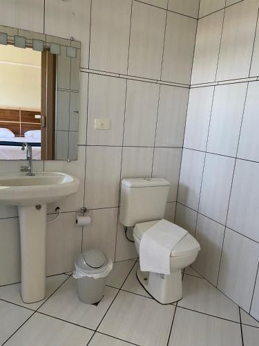 ein Bad mit einem WC und einem Waschbecken in der Unterkunft GUTIERREZ HOTEL in Americana