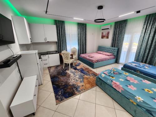 Habitación pequeña con 2 camas y cocina en Tirana Class House, en Tirana