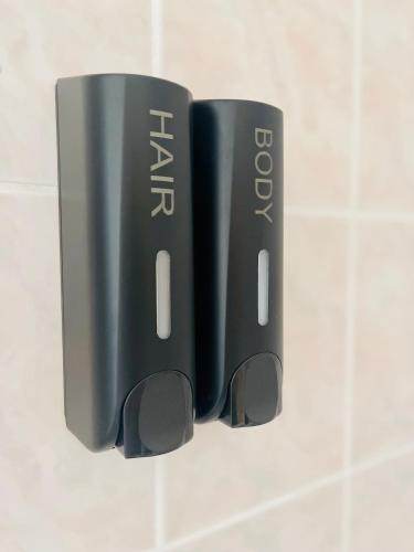 a black book holder on a bathroom wall at Ferienwohnungen Anne in Schönebeck