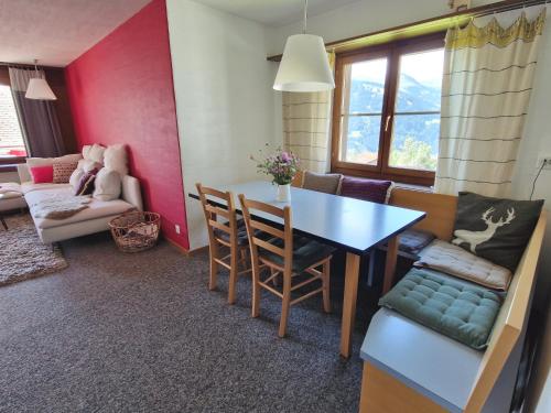 Una sala de estar con una mesa y sillas y un sofá. en SunShine, en Pany