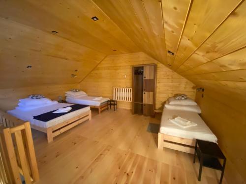 pokój z 2 łóżkami w drewnianym domku w obiekcie Apartamenty Domek na Roztoczu w mieście Horyniec