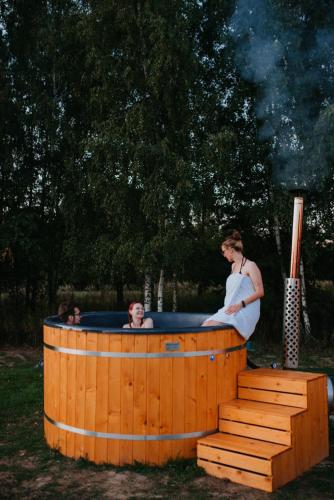 a man and a woman in a hot tub at Apartamenty Domek na Roztoczu in Horyniec Zdrój