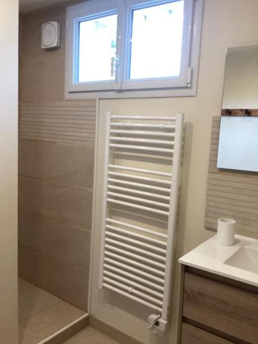 baño con ducha, ventana y lavamanos en Mas des Chênes, en La Baume-de-Transit