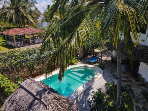 una vista aérea de una piscina con palmeras en Villa Jupiter - Watamu, en Watamu