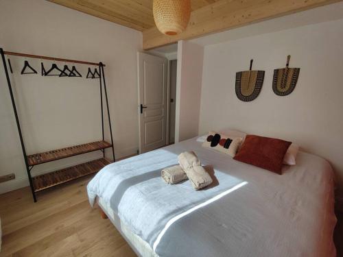 - une chambre avec un lit et 2 oreillers dans l'établissement L'Oustalet d'Erine - spacieuse et climatisée, à Albi
