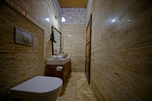 Un baño de Holiday Cave Hotel