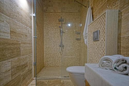 Un baño de Holiday Cave Hotel