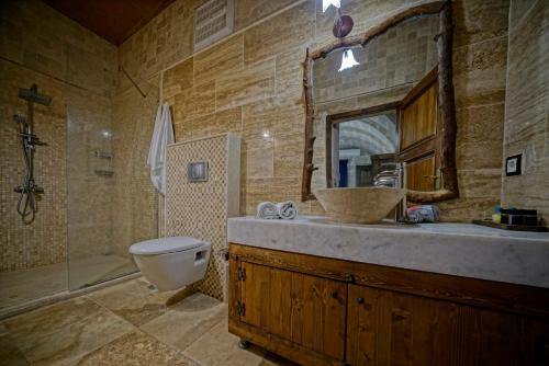 Un baño de Holiday Cave Hotel