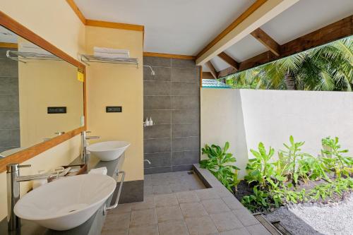 Koupelna v ubytování Canareef Resort Maldives