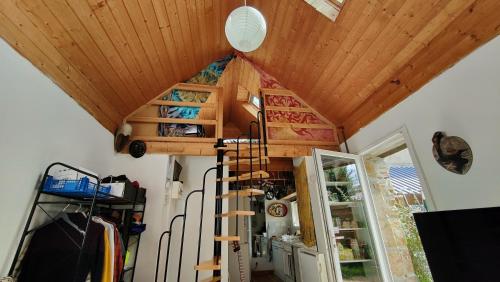 Μια τηλεόραση ή/και κέντρο ψυχαγωγίας στο Maisonnette avec cour