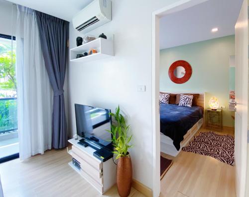 Postel nebo postele na pokoji v ubytování Wow 2 Br Apt Seaview, Pool, Gym, walk to beautiful Nai Yang Beach