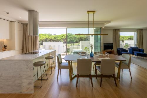 a kitchen and dining room with a table and chairs at Marinha Prime in Cascais