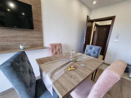 a dining room with a wooden table and chairs at Villa Park Ravne in Visoko