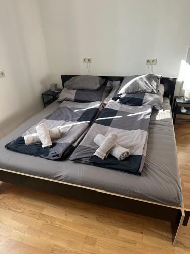 uma cama grande com duas almofadas em cima em Central Plaza mini apartment 1 em Bruck an der Leitha