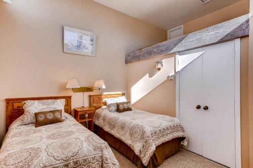 a bedroom with two beds in a room at The Plaza Condominiums by Crested Butte Mountain Resort in Mount Crested Butte