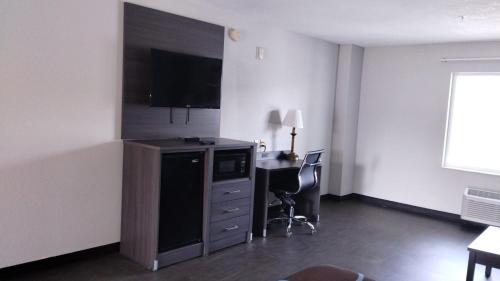 Kuchyň nebo kuchyňský kout v ubytování Super 8 Motel by Wyndham near Fort Lauderdale Arpt
