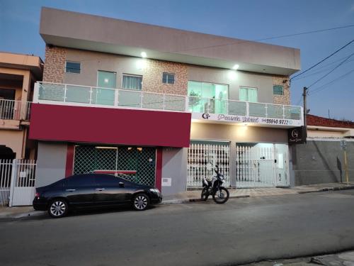 a black car parked in front of a building at Pousada Gabriel in São Miguel Arcanjo