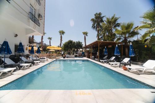 una piscina con sillas y sombrillas en un hotel en Far Life Hotel, en Antalya