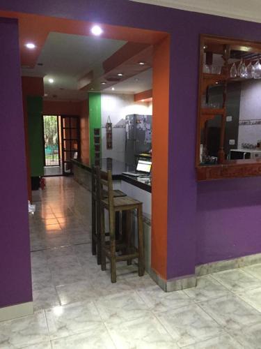 kuchnia z kolorowymi ścianami oraz stołem i krzesłami w obiekcie Casa 