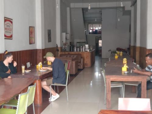 eine Gruppe von Menschen, die an Tischen in einem Restaurant sitzen in der Unterkunft Hotel Mexico Berastagi in Berastagi