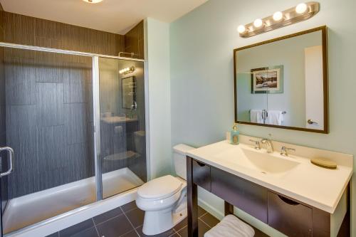 uma casa de banho com um lavatório, um WC e um chuveiro em Centrally Located Harrisburg Studio Near Downtown! em Harrisburg