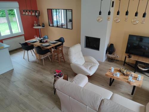 Μια τηλεόραση ή/και κέντρο ψυχαγωγίας στο Maison entre terre et mer avec SPA privatif