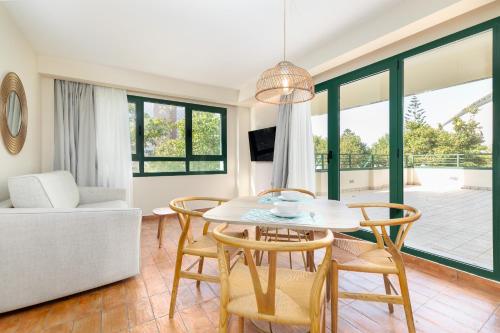 Un comedor con una mesa y sillas y un sofá. en Apartamentos Las Ciencias S, en Valencia