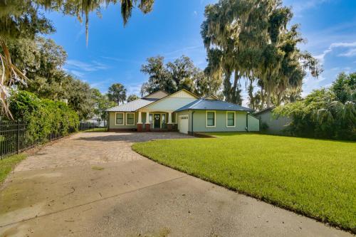 Zahrada ubytování East Palatka Home on St Johns River with Boat Dock!