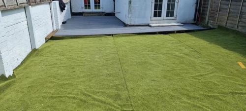 une cour couverte d'herbe verte devant une maison dans l'établissement Westcliff - On -Sea, à Southend-on-Sea