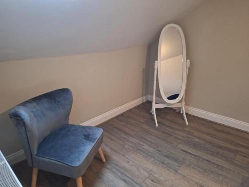 een kleedkamer met een stoel en een spiegel bij Westcliff - On -Sea in Southend-on-Sea