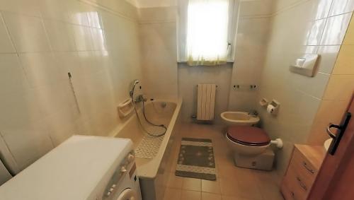 Baño pequeño con aseo y lavamanos en Casa Enry, en Spotorno