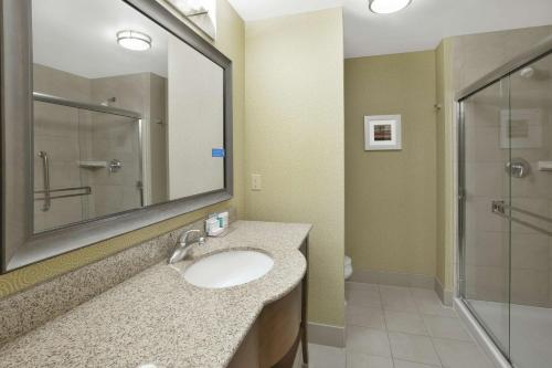 Ένα μπάνιο στο Hampton Inn & Suites Wichita-Northeast