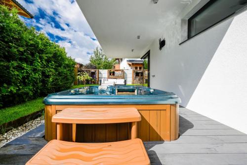 a hot tub in the backyard of a house at Alpin Chalet Arte in Söll