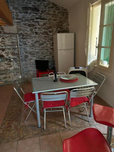 une table et des chaises dans un salon dans l'établissement Petite maison quartier hist, à Collioure