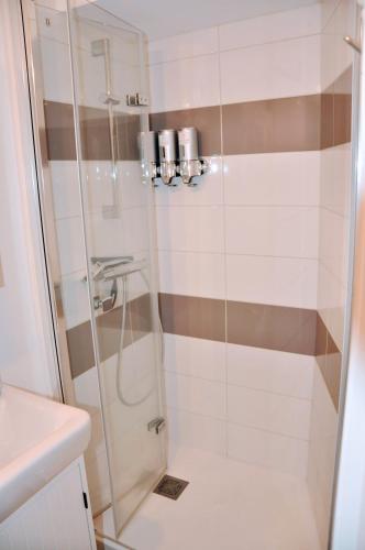 Ένα μπάνιο στο Dormir à Brioude - appartement 'esprit nature'