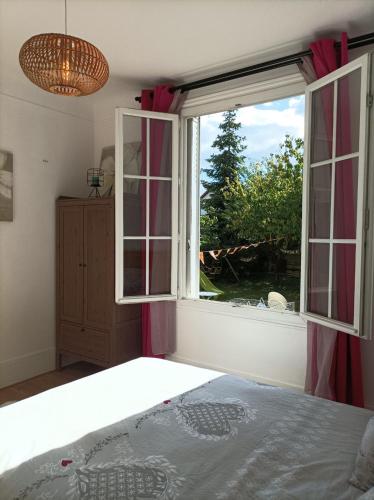 une chambre avec un lit et une grande fenêtre dans l'établissement Chambre privée chez Ourdia, à Thiais