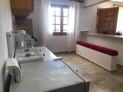 cocina con fogones y encimera en Sfiris Resort en Elati Trikalon