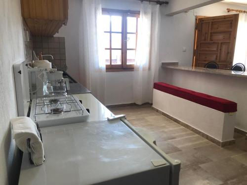 Kuchyň nebo kuchyňský kout v ubytování Sfiris Resort