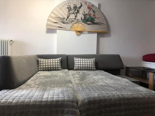 uma cama num quarto com uma cama grande sidx sidx em Sfiris Resort em Elati Trikalon
