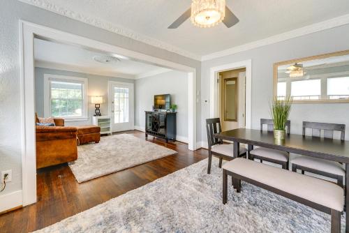 皇家橡的住宿－Updated Royal Oak Home Rental Near Downtown!，客厅配有桌子和沙发