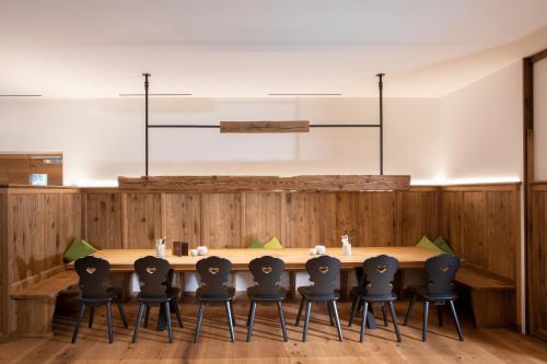 a conference room with a long table and chairs at Landgasthof Maier in Vilsbiburg
