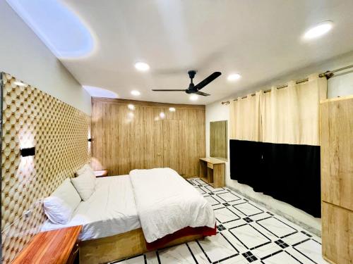Serene Guest House في سكردو: غرفة نوم بسرير وتلفزيون بشاشة مسطحة