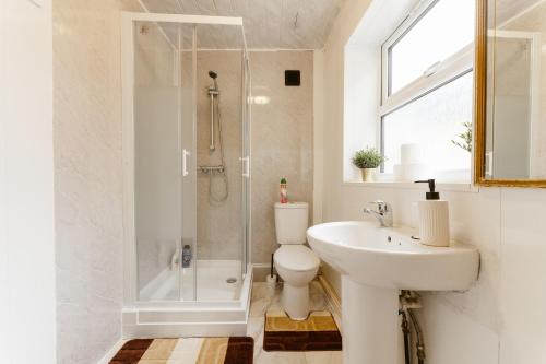 a bathroom with a toilet and a sink and a shower at Great Rooms in Plaistow - 147 in London