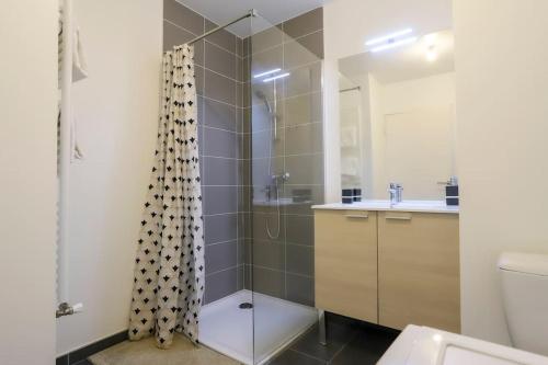 Un baño con ducha, inodoro y lavabo. en Le Nid des Romains - T2 neuf - Balcon - vue, en Annecy
