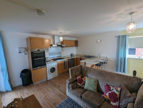 安特里姆的住宿－Antrim Heights BnB，带沙发的客厅和厨房