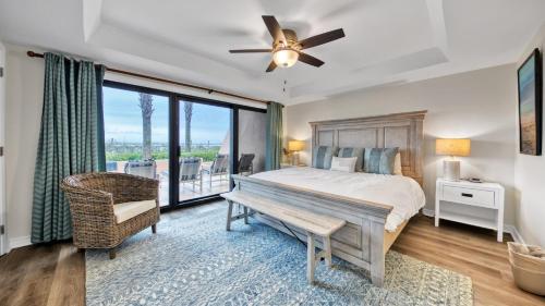 Ένα ή περισσότερα κρεβάτια σε δωμάτιο στο Aegean 105 - Updated Beach Front Rental on Holiday Isle